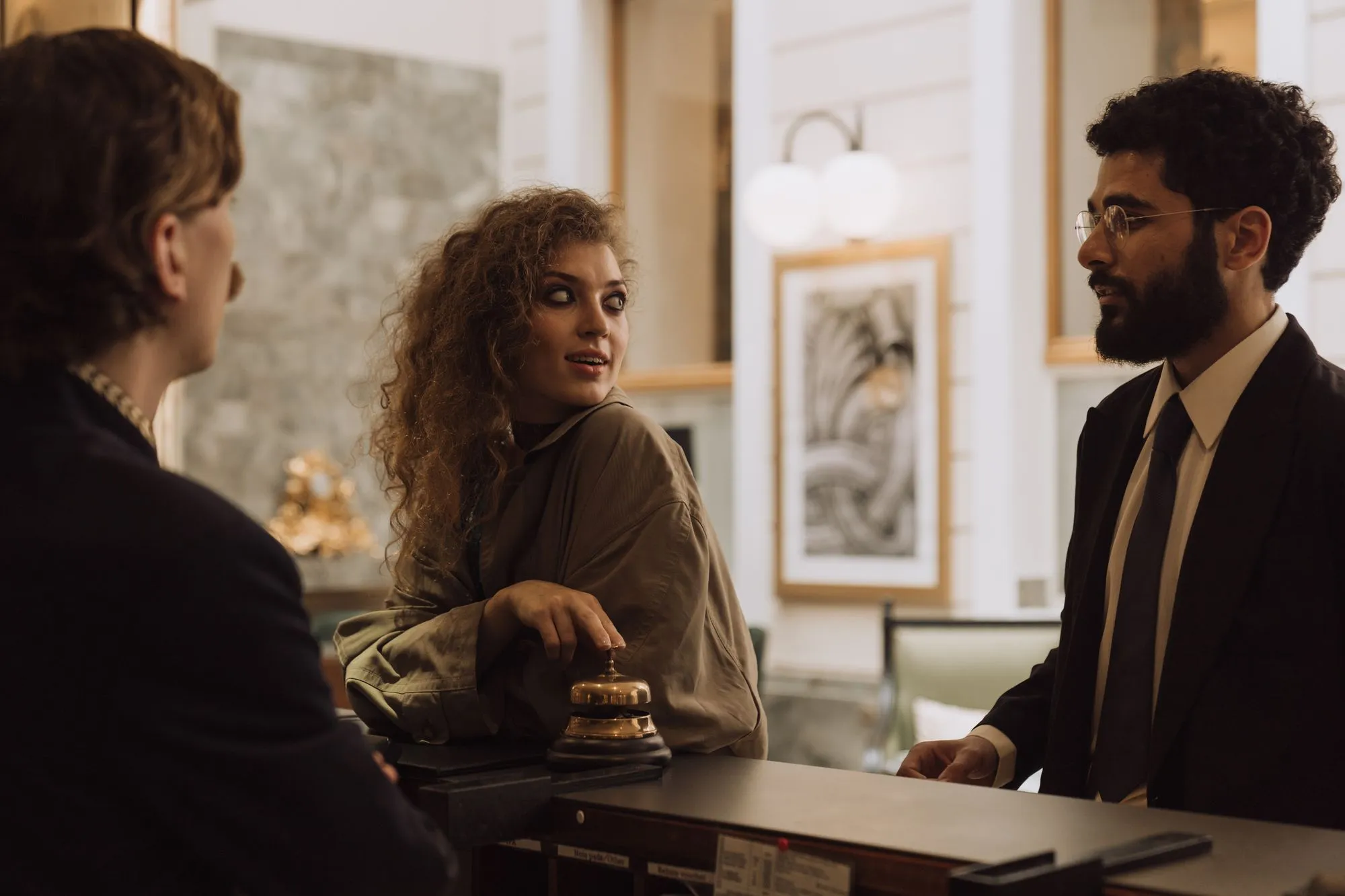 Réceptionniste qui accueille des clients à l'hôtel