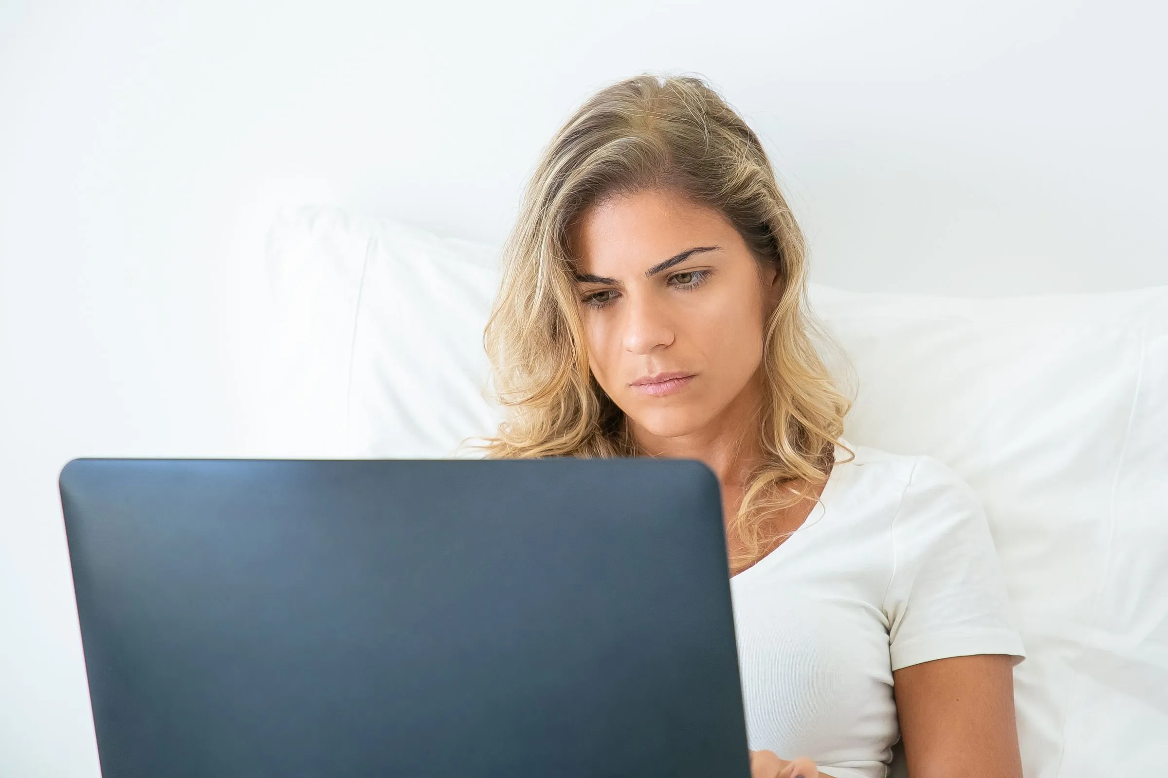 Femme qui consulte une réponse d'IA sur son ordinateur portable
