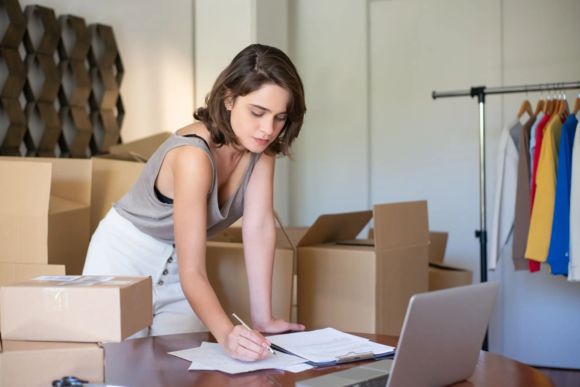 Gérante d'une boutique en ligne qui prépare des colis