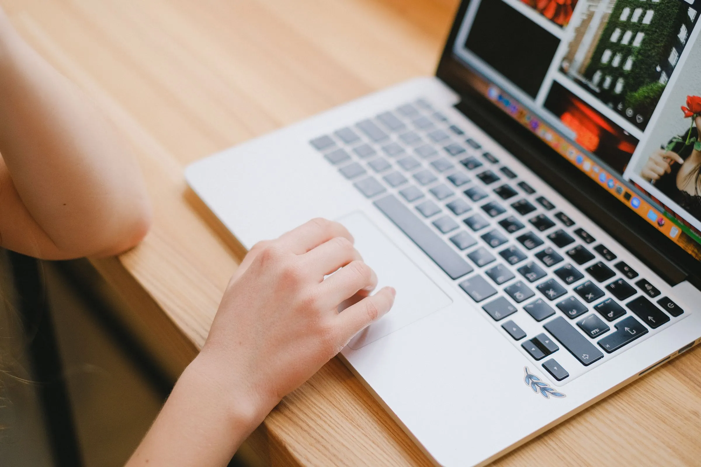 Mains sur un ordinateur portable pendant une recherche en ligne